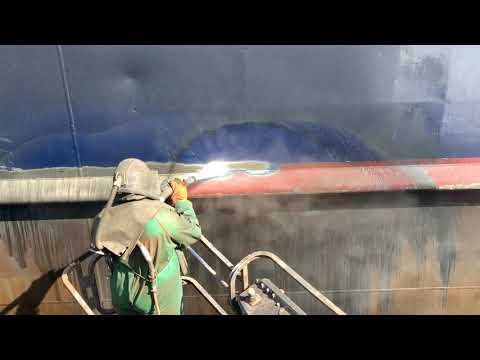 Water blasting a steel ships hull with 1000+ bar water pressure