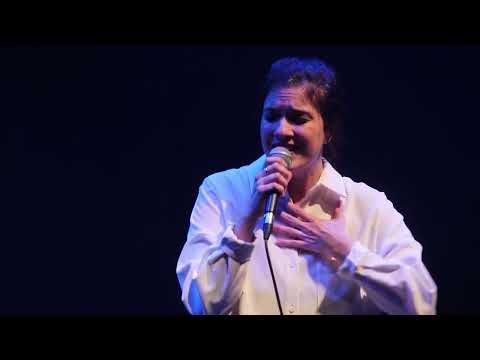 Cenon (33) : la chanteuse Luciole présente les titres de son dernier album "Un cri"