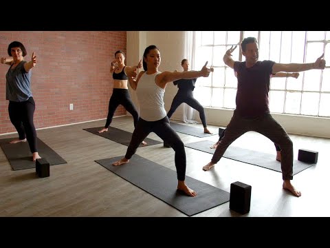 45 Minuten Ganzkörper-Power-Yoga: Fühlen Sie sich jetzt stärker und steigern Sie Ihre Energie!