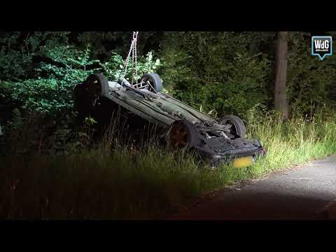Auto op de kop in berm Viaduct Hushoven Weert