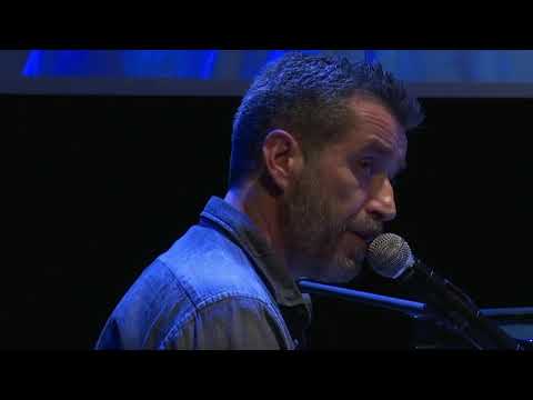 "La guerra di Piero": Daniele Silvestri e Neri Marcorè cantano De André in ricordo di Gino Strada