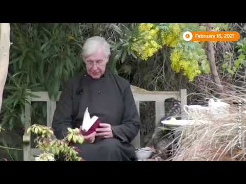 イギリスで祈りの最中に猫がパンケーキを盗む (Cat steals pancake during prayer in UK)