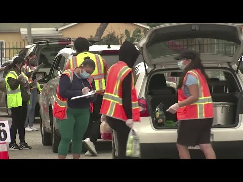 今年感恩節食物銀行使用量大增 (Food bank use is soaring this Thanksgiving)