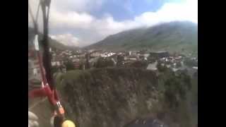 preview picture of video 'bapteme parapente aux 2 alpes de vincent et pauline 2010'