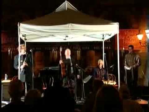 Hunyadi induló az Operánál