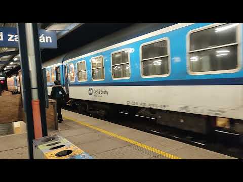 Odjezd vlaku Sp 1953 a idiot skákající z jedoucího vlaku.