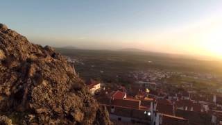 preview picture of video 'Subir ao castelo e contemplar o sol-pôr... - Penha Garcia, 27/12/2014'
