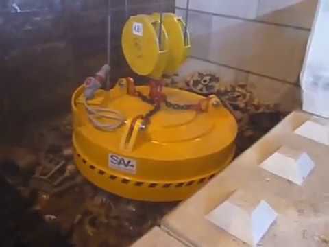 Scrap magnet / mostno dvigalo z magnetnim prijemalom by Indenna