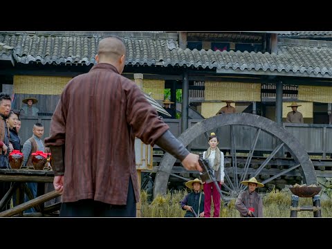 Junges Mädchen setzt einen Apfel auf den Kopf, damit der Banditenboss schießen kann!