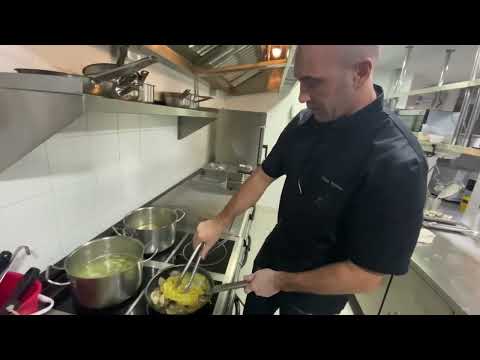 Italian cooking class by Chef Andrea Franceschi - sauce preparation for spaghetti 🍝 with vongole.
