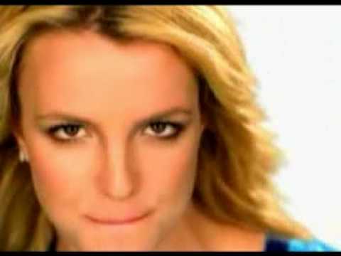 Britney jugando fútbol