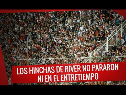 "Los hinchas de River no pararon ni en el entretiempo" Barra: Los Borrachos del Tablón • Club: River Plate • País: Argentina