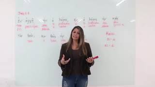 Professora de grego explicando João 1:1: e divina era a palavra.