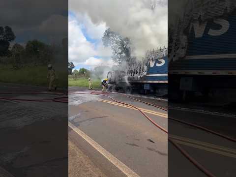 Carreta pega fogo na saída de Coronel Vivida e mobiliza bombeiros
