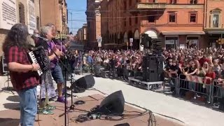 Bologna, il video del concerto dei Modena City Ramblers davanti al Sacrario dei Caduti in piazza ...