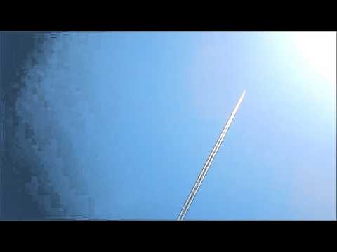 太陽に向かう飛行機の中