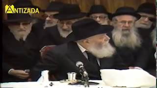 ניגון אני אמרתי אלוקים אתם בהתוועדות יום הולדת ה-81 של כ"ק הרבי מליובאוויטש - התמונה מוצגת ישירות מתוך אתר האינטרנט יוטיוב. זכויות היוצרים בתמונה שייכות ליוצרה. קישור קרדיט למקור התוכן נמצא בתוך דף הסרטון