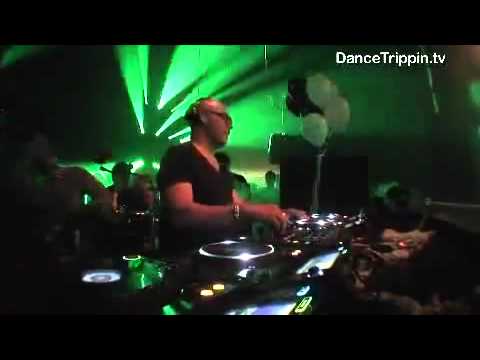 Roger Sanchez playing Etienne Ozborne & Chris Montana   El Hacha Bunda Khrizz Tapia Mash Up @ ADE