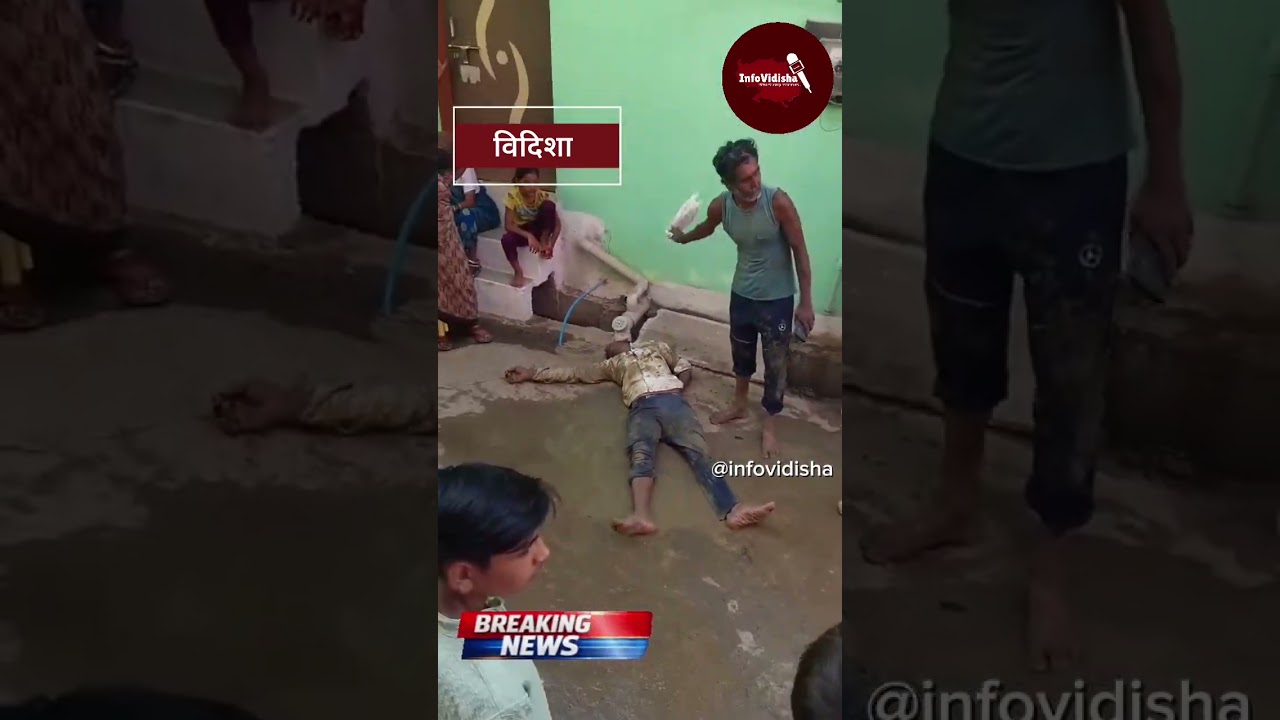 पेयजल पाइपलाइन की मरम्मत के करते समय अचानक मिट्टी धंसने से मजदूर गहरे गड्ढे में दब गया।