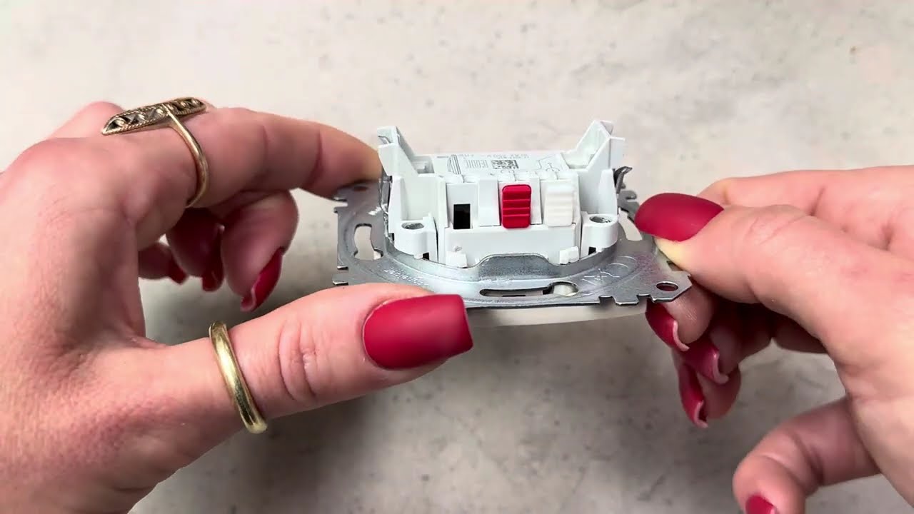 Одноклавишный выключатель SCHNEIDER Sedna Design бежевый SDD112101