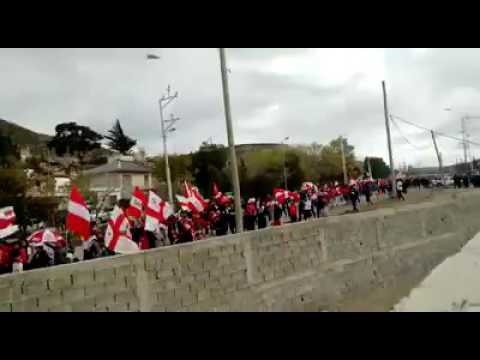 "Huracán de Comodoro Entrando al estadio del 3 de caravana" Barra: Barra de Fierro &bull; Club: Huracán de Comodoro