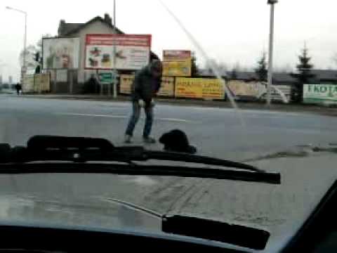 Chłopak wyciągnał pomocną dłoń