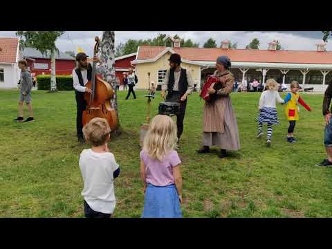 Du käre lille snickerbo, Astrid Lingrens värld - Ayda og Norman dansar