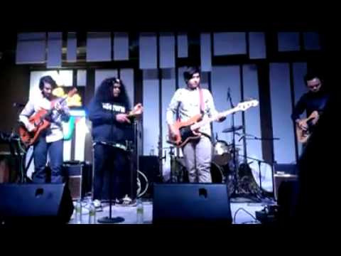 The Fridays - Poverty Jet Set (Live at The Bee Publika) [Azim One Minute Cam]