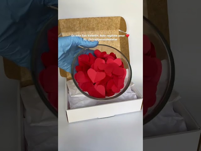 Vídeo relacionado con Pijamas personalizados para mujeres y hombres, pijamas a juego con foto de cara para parejas, conjuntos de pijamas de parte superior e inferior, regalos personalizados para el día de San Valentín