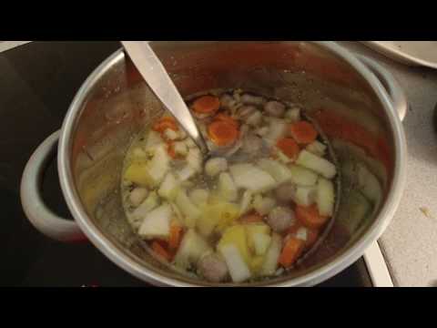 MongoTV_4709 - Mongo Madskole - Hønsebouillonsuppe Med KØD- og MELBOLLER - Pasta - Gulerødder - Løg