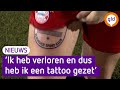 Sven zet enorme tattoo van clublogo na verloren weddenschap
