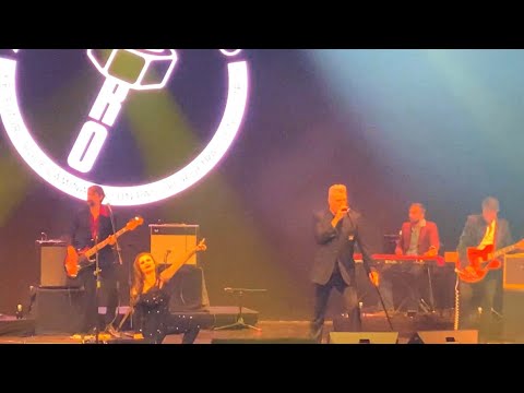 Alaska y Loquillo cantan juntos “ El Rey del Glam “