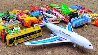 Menemukan Tumpukan Mainan Mobil Balap, Pesawat Terbang, Beko Excavator, Motor Balap, Truk Tangki