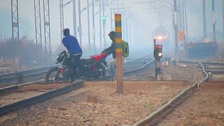 preview picture of video 'Stupid Man Risking His Life In Front Of Raging Purushottam || Indian Railways'