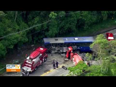 Acidente entre ônibus e caminhão deixa 22 feridos e um morto na Grande SP