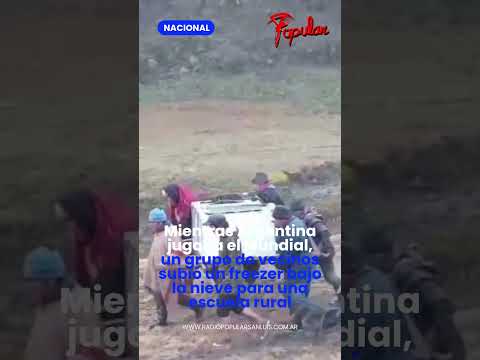 Mientras Argentina, un grupo de vecinos subió un freezer bajo la nieve para una escuela rural