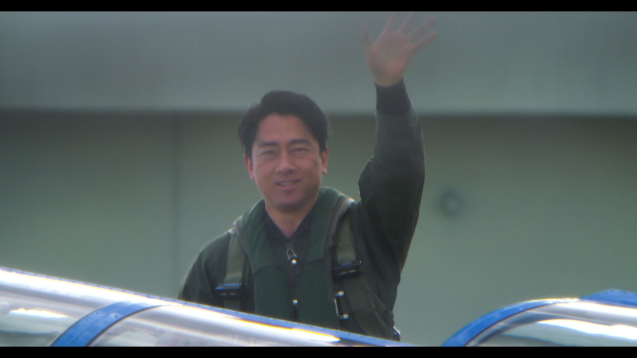 小泉防衛大臣、松島基地ブルーインパルスに搭乗！