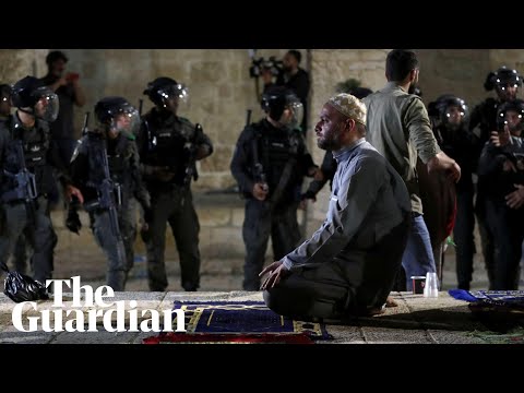 Polícia israelense ataca palestinos na mesquita de Al-Aqsa em protestos de despejo