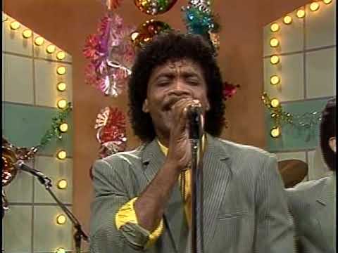 WILFRIDO VARGAS - A Mover La Colita (80's)