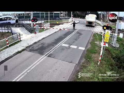 Crash an Bahnübergang: Zug kracht in Lkw