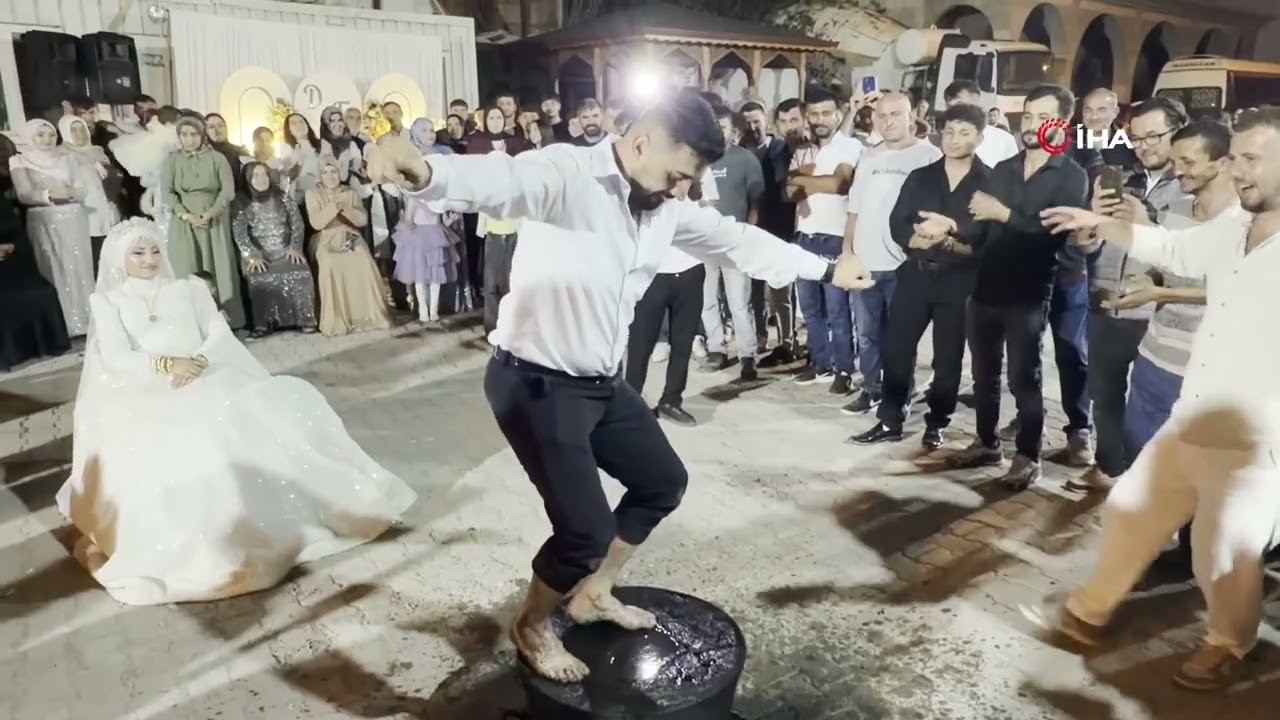 Damat ve sağdıcı kara kazan üzerinde oynattılar