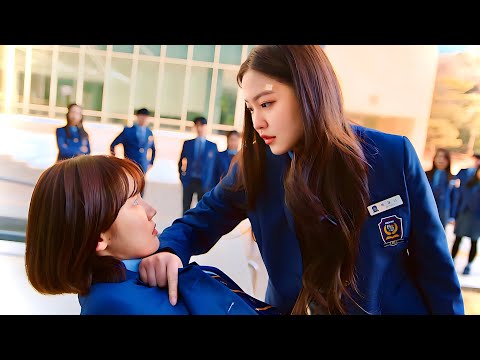 Gabdhaan Faqiirta Waxay ku Biiraysaa Iskuulka Taajiriinta Si Xun Ayaana Loo Bahdilaa