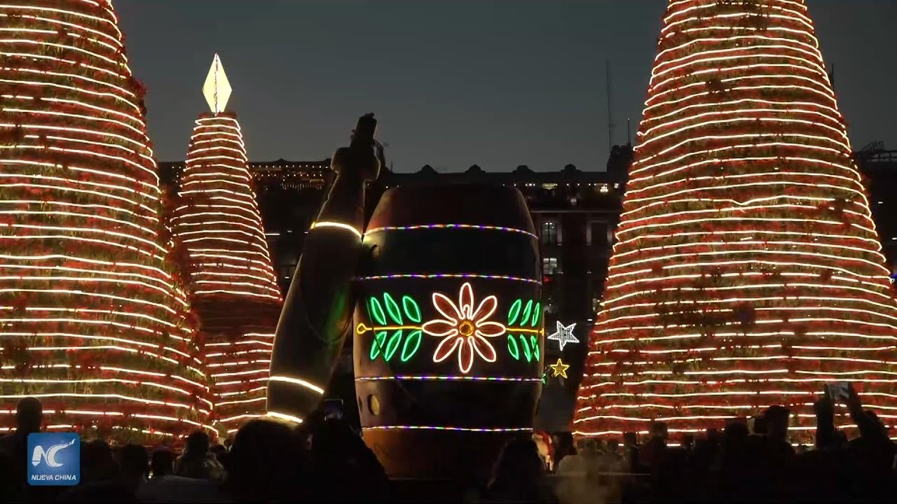 Luces, música y verbena popular dan vida a Zócalo de la Ciudad de México