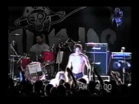 Rodolfo entrega presente a Canisso durante um show em 1994