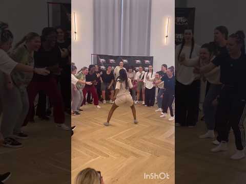 Essa miúda dança bwé #kuduro Bráulia Chieta