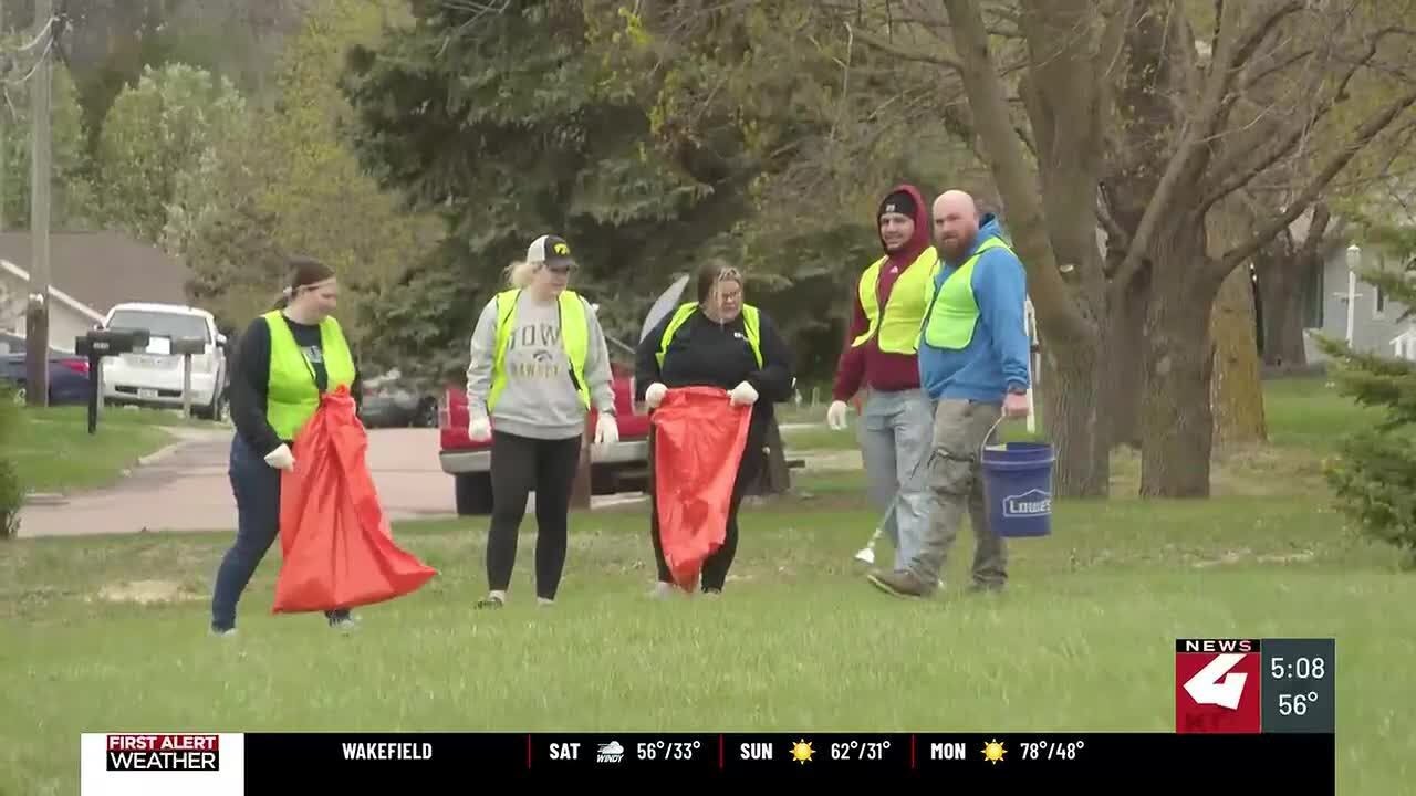 Teams fan out across Sioux City for massive litter cleanup effort