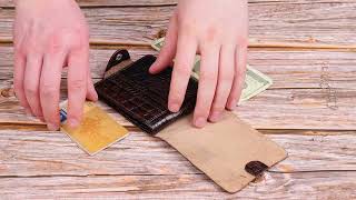 Практичне портмоне для чоловіків у два складення з натуральної фактурної шкіри з тисненням під крокодила Canpellini 21578 коричневе