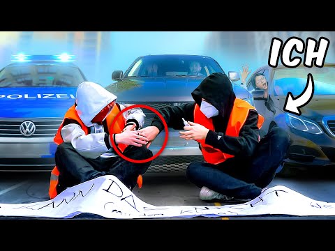 Ich Klebe Mich an einen Klima-Kleber!