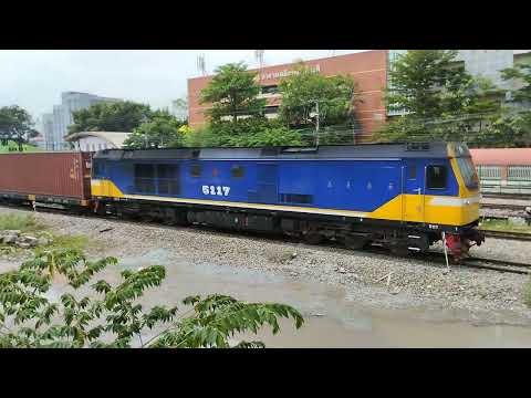 Locomotiva CSR tailandesa (SRT) com muito trem de transporte de contêineres. @Phrajomklao @KMITL