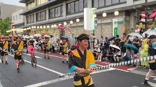 日本東北山形花笠祭，花笠舞遊行：東北電力集團前導花笠棍。